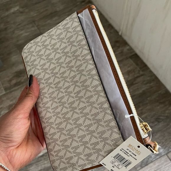 New🌸 mk Jet Set Charm Signature Logo Medium Top Zip Wristlet - Picture 2 of 7